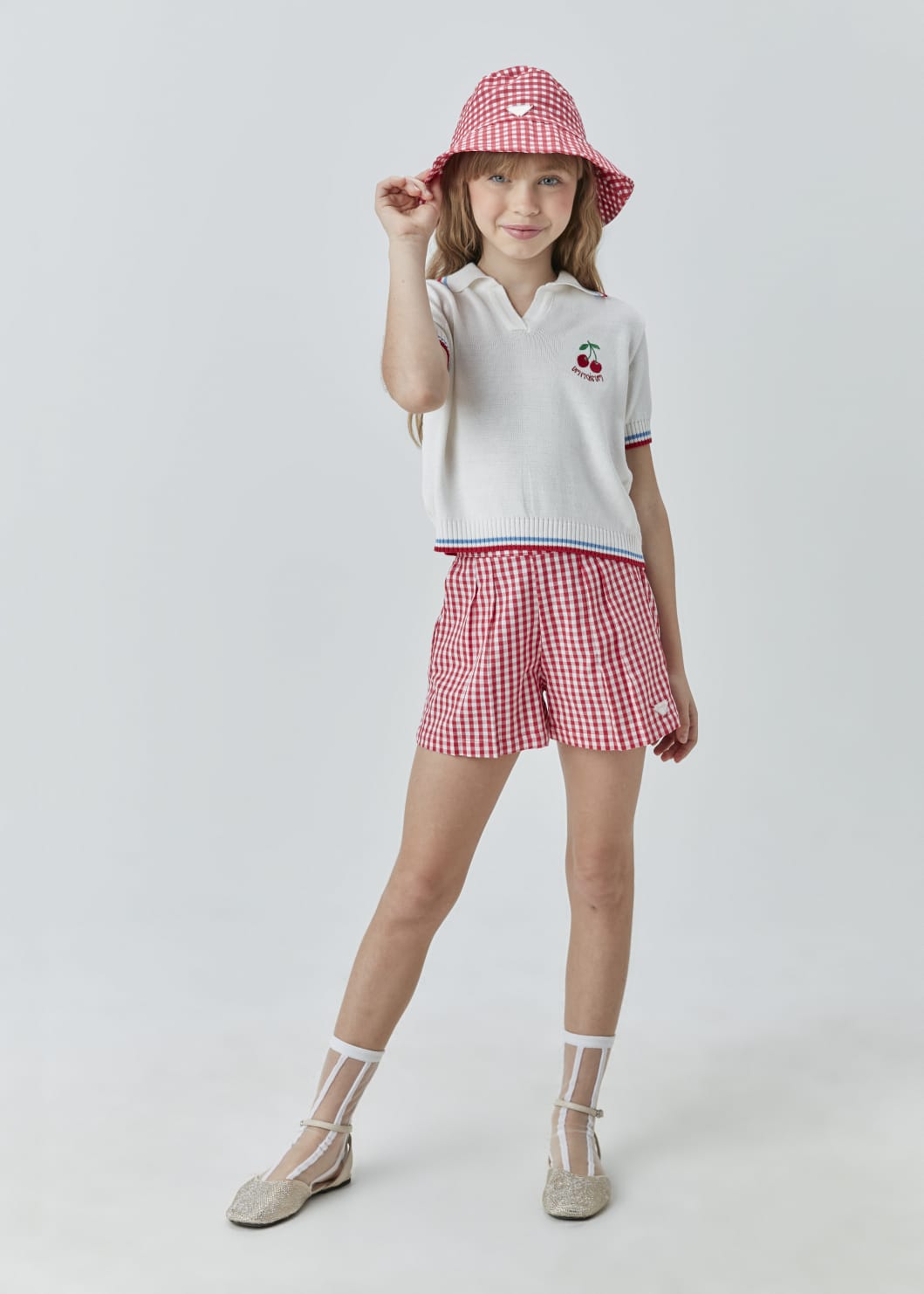 Conjunto com blusa bordada de tricot e short xadrez vermelho